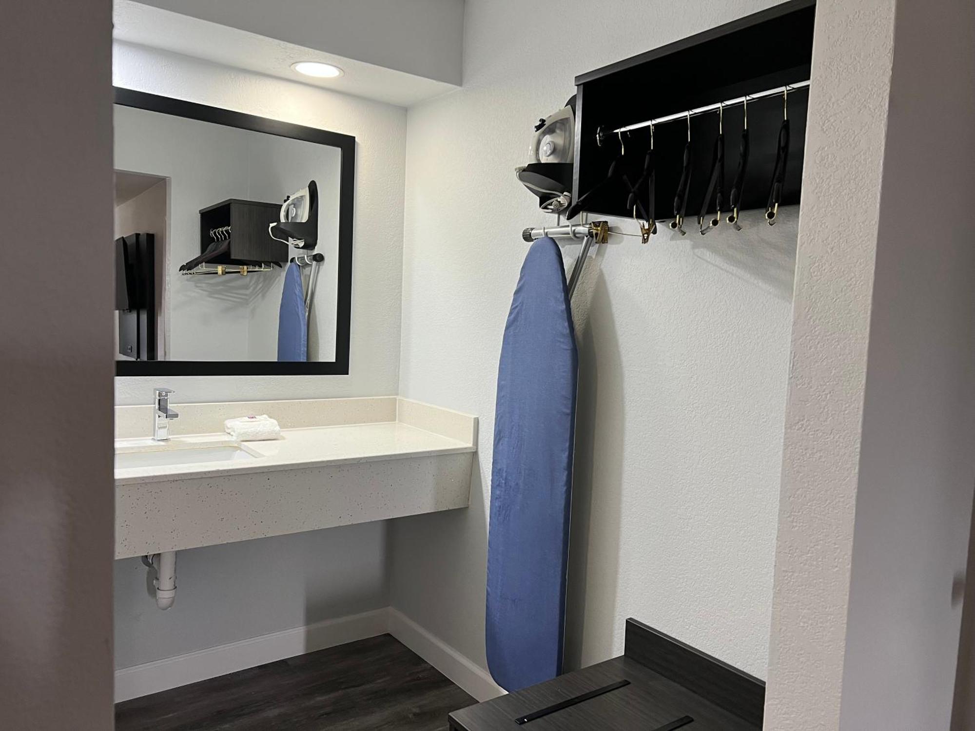 King Room with Roll-in Shower - Disability Access - Non-Smoking